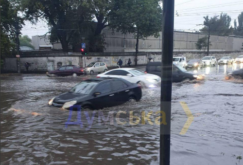Червоний рівень небезпеки: в Одесі через зливу школи перейдуть на дистанційку 